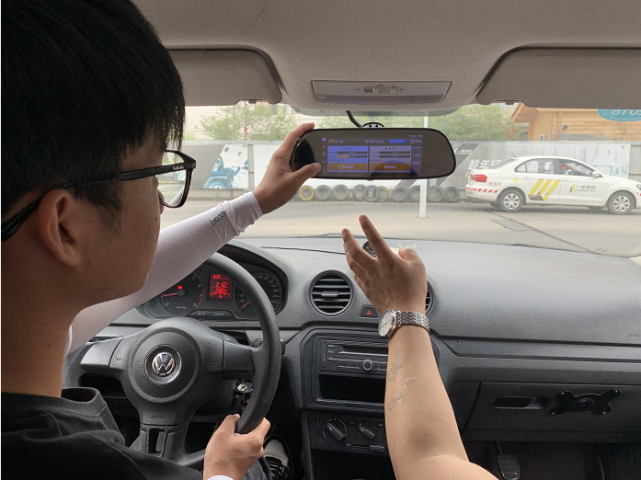 驾校打卡苹果版晚上驾校教练让我单独练车